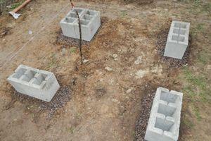 Gör-det-själv betongblocksgrund för växthus kan spara pengar