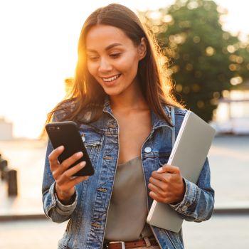 Kvinna som ringer ett telefonsamtal